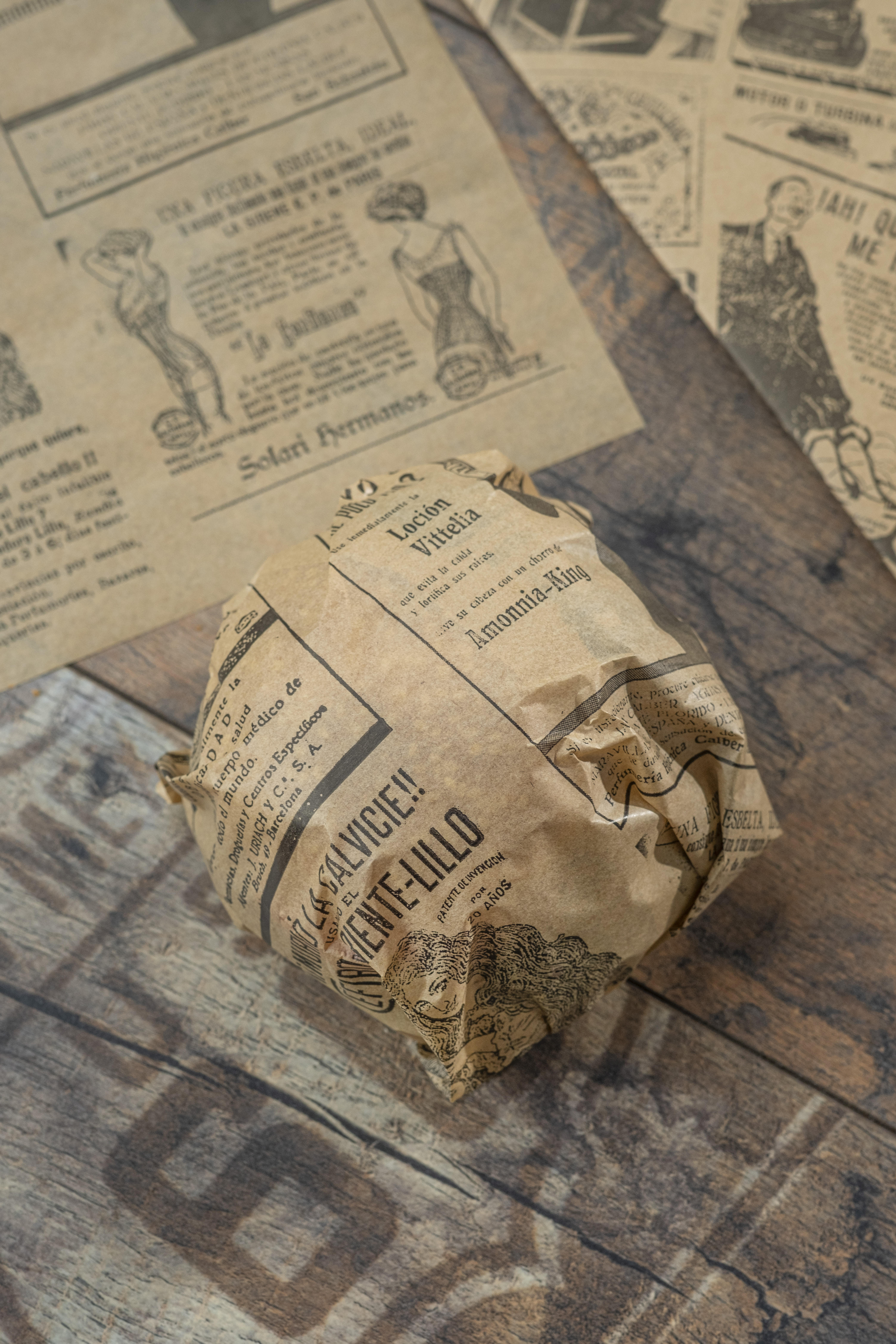 apel antigrasa envolviendo un bocadillo con estética de periódico antiguo